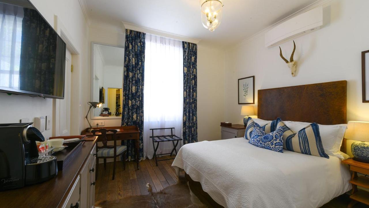 Drostdy Hotel Graaff-Reinet Dış mekan fotoğraf A room at the hotel