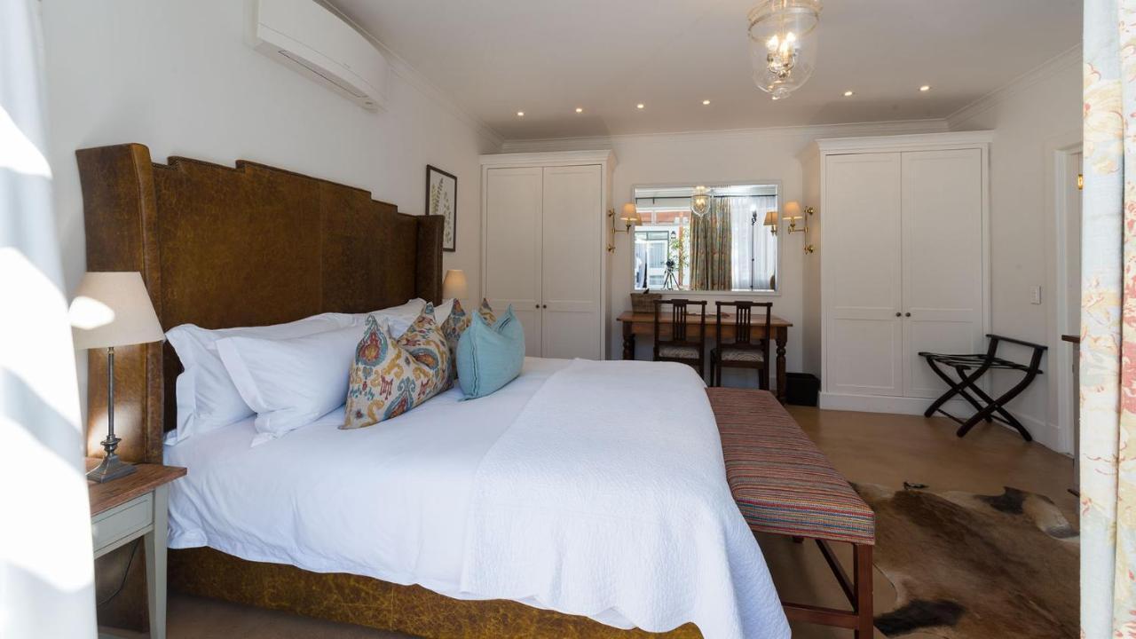 Drostdy Hotel Graaff-Reinet Dış mekan fotoğraf A bedroom at the Cape Heritage
