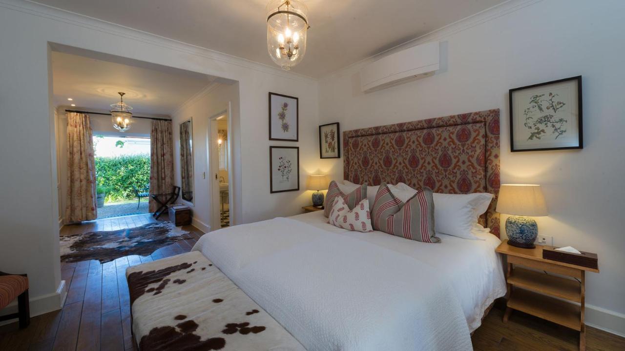 Drostdy Hotel Graaff-Reinet Dış mekan fotoğraf A bedroom at the Cape Heritage