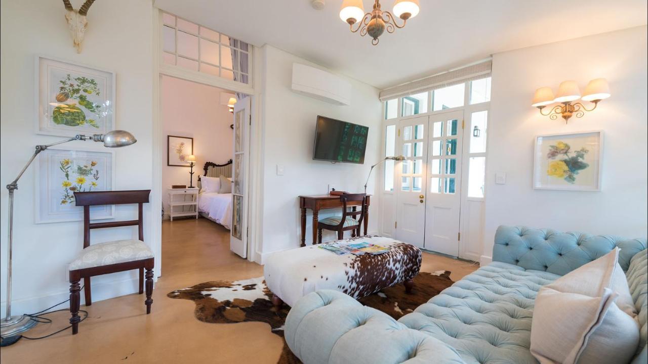 Drostdy Hotel Graaff-Reinet Dış mekan fotoğraf A living room in a typical apartment