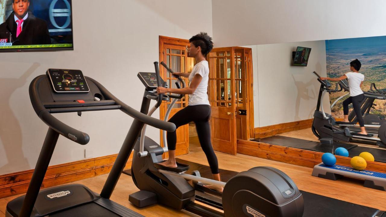 Drostdy Hotel Graaff-Reinet Dış mekan fotoğraf A woman using a cross trainer
