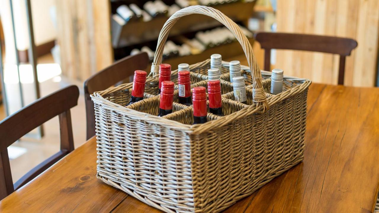 Drostdy Hotel Graaff-Reinet Dış mekan fotoğraf A wine carrier