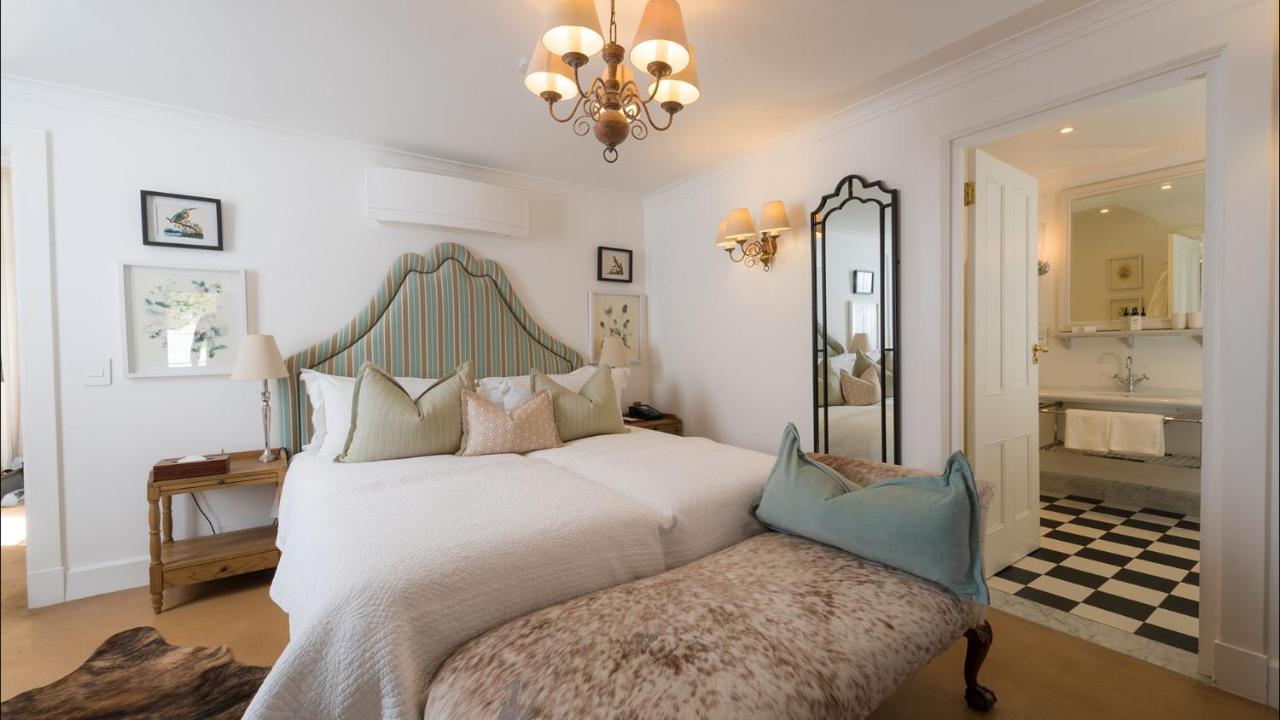 Drostdy Hotel Graaff-Reinet Dış mekan fotoğraf A bedroom at the hotel