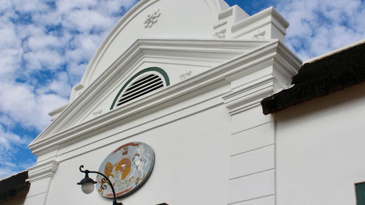 Drostdy Hotel Graaff-Reinet Dış mekan fotoğraf The facade of the church