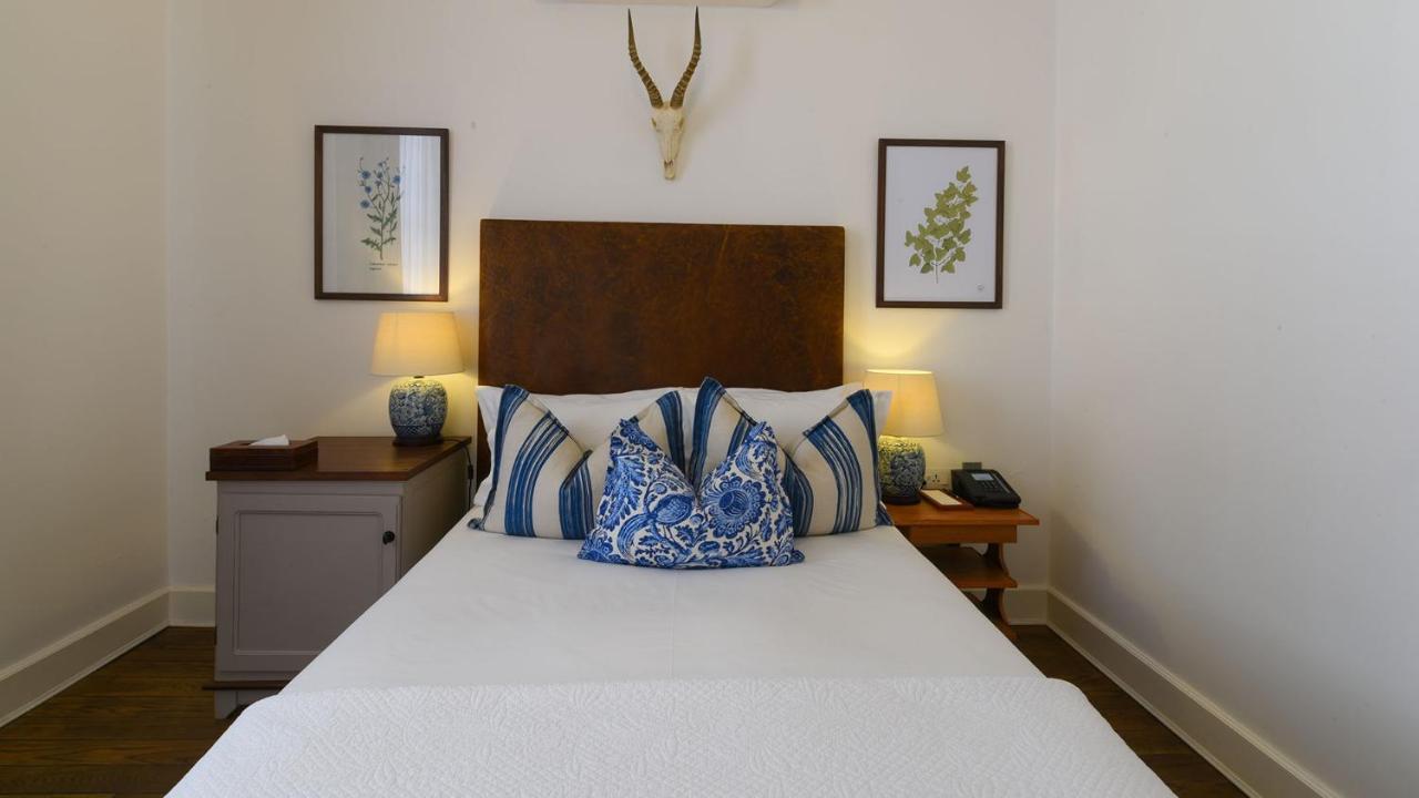 Drostdy Hotel Graaff-Reinet Dış mekan fotoğraf A bedroom at the hotel