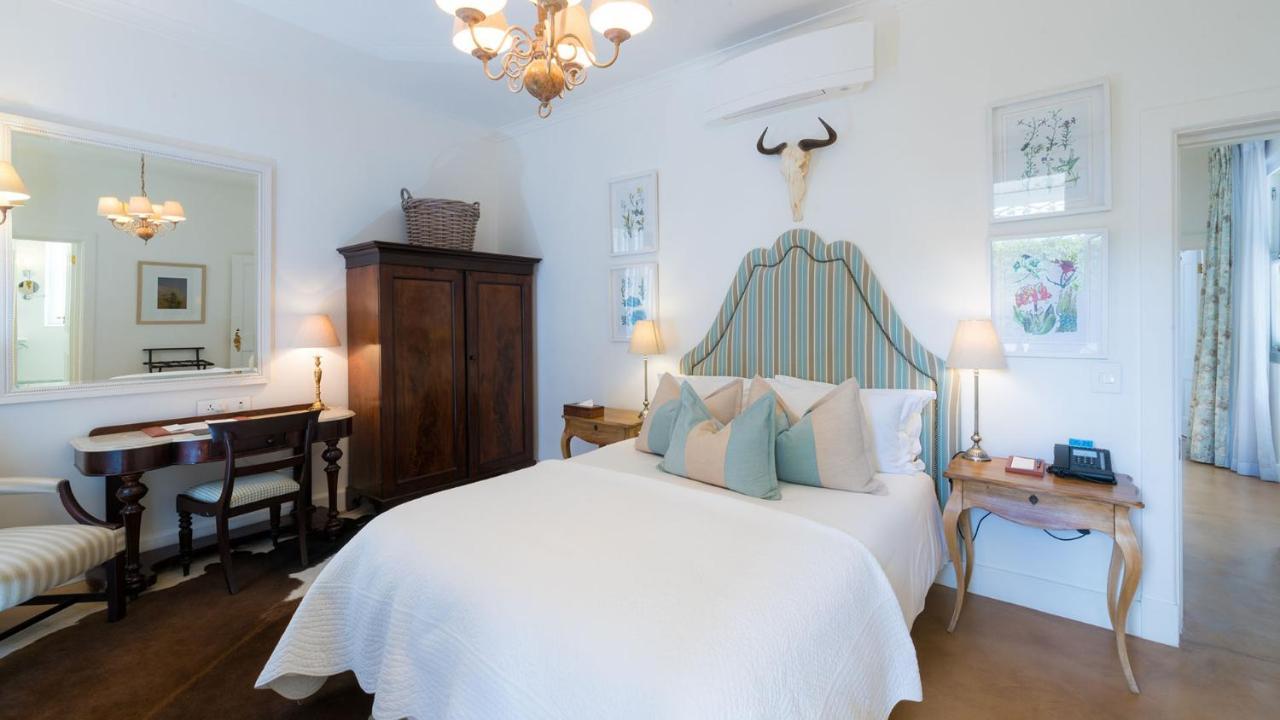 Drostdy Hotel Graaff-Reinet Dış mekan fotoğraf A bedroom at the Cape Heritage