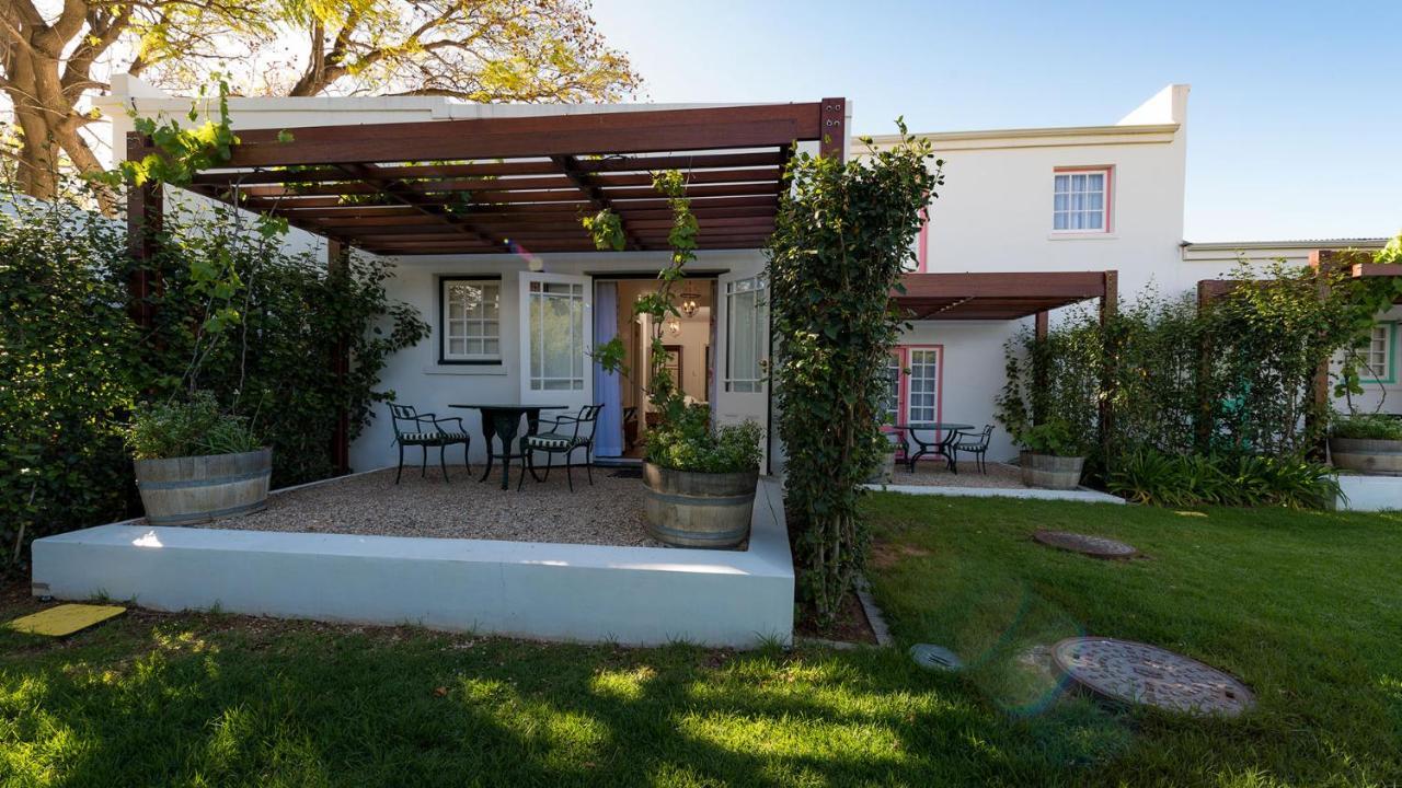 Drostdy Hotel Graaff-Reinet Dış mekan fotoğraf A pergola in a garden