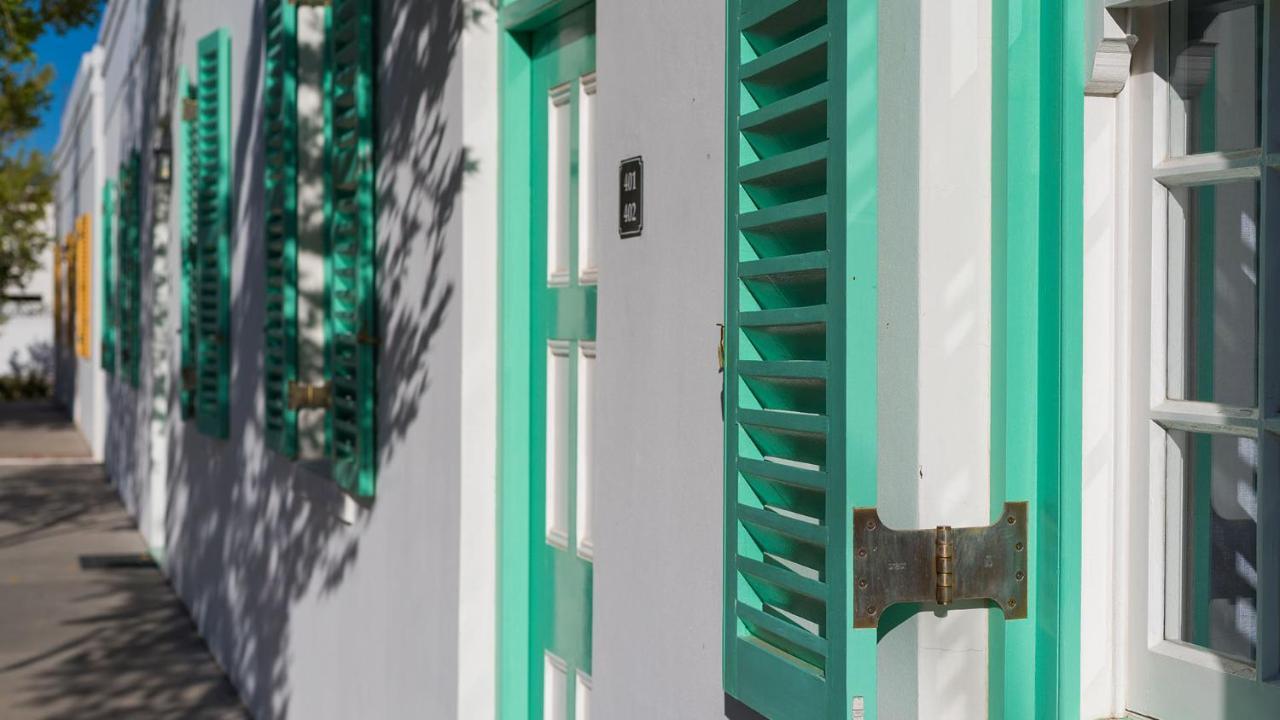 Drostdy Hotel Graaff-Reinet Dış mekan fotoğraf A close up of a green and white staircase