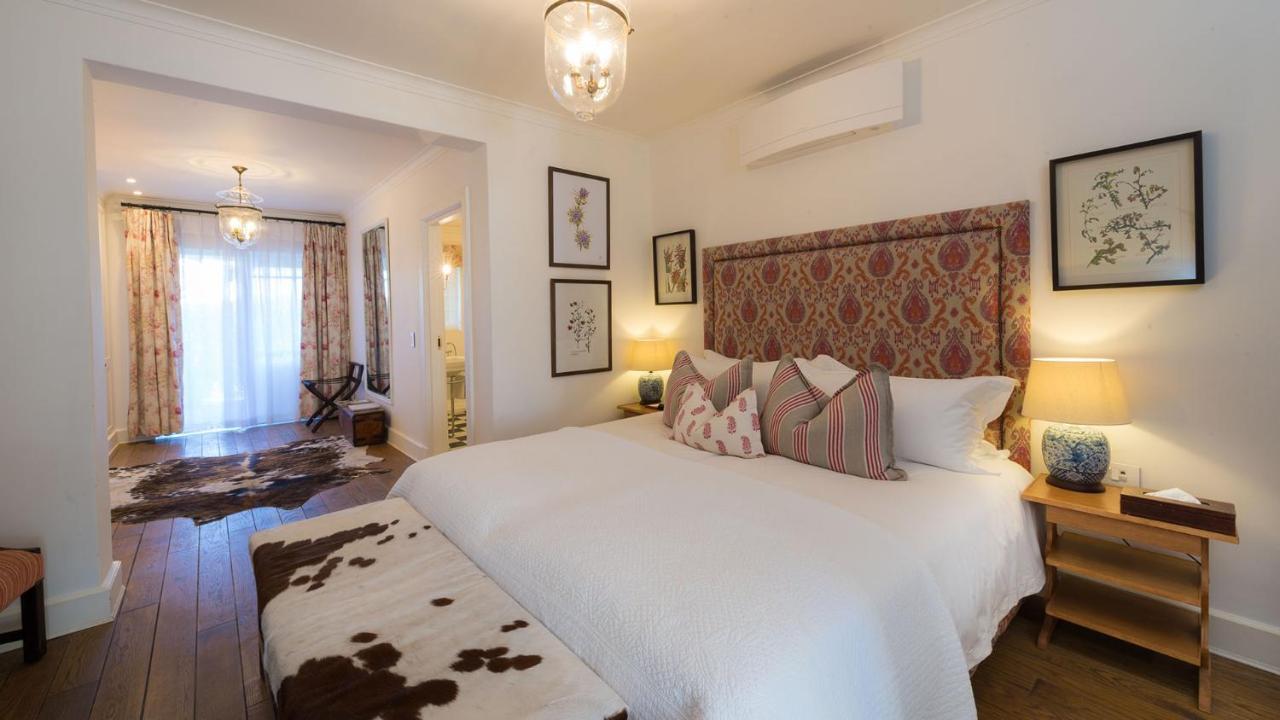Drostdy Hotel Graaff-Reinet Dış mekan fotoğraf A bedroom at the Cape Heritage