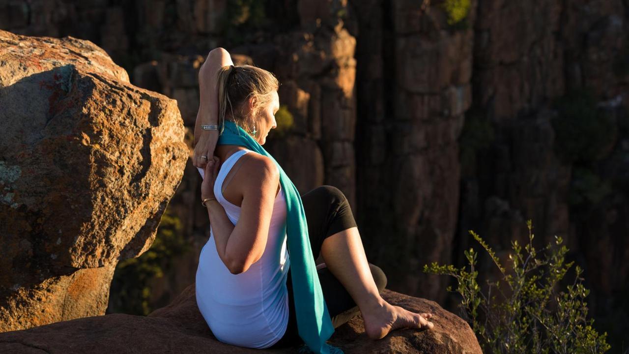 Drostdy Hotel Graaff-Reinet Dış mekan fotoğraf A woman practicing yoga