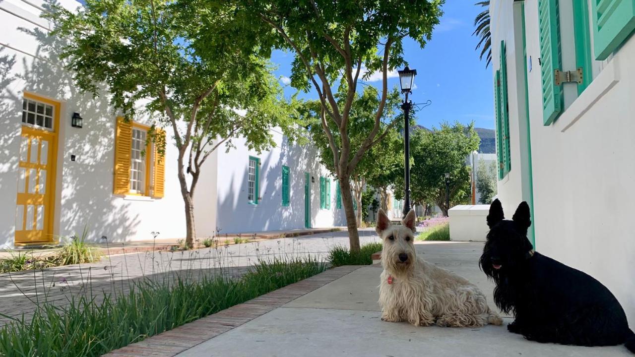 Drostdy Hotel Graaff-Reinet Dış mekan fotoğraf Two West Highland White Terriers
