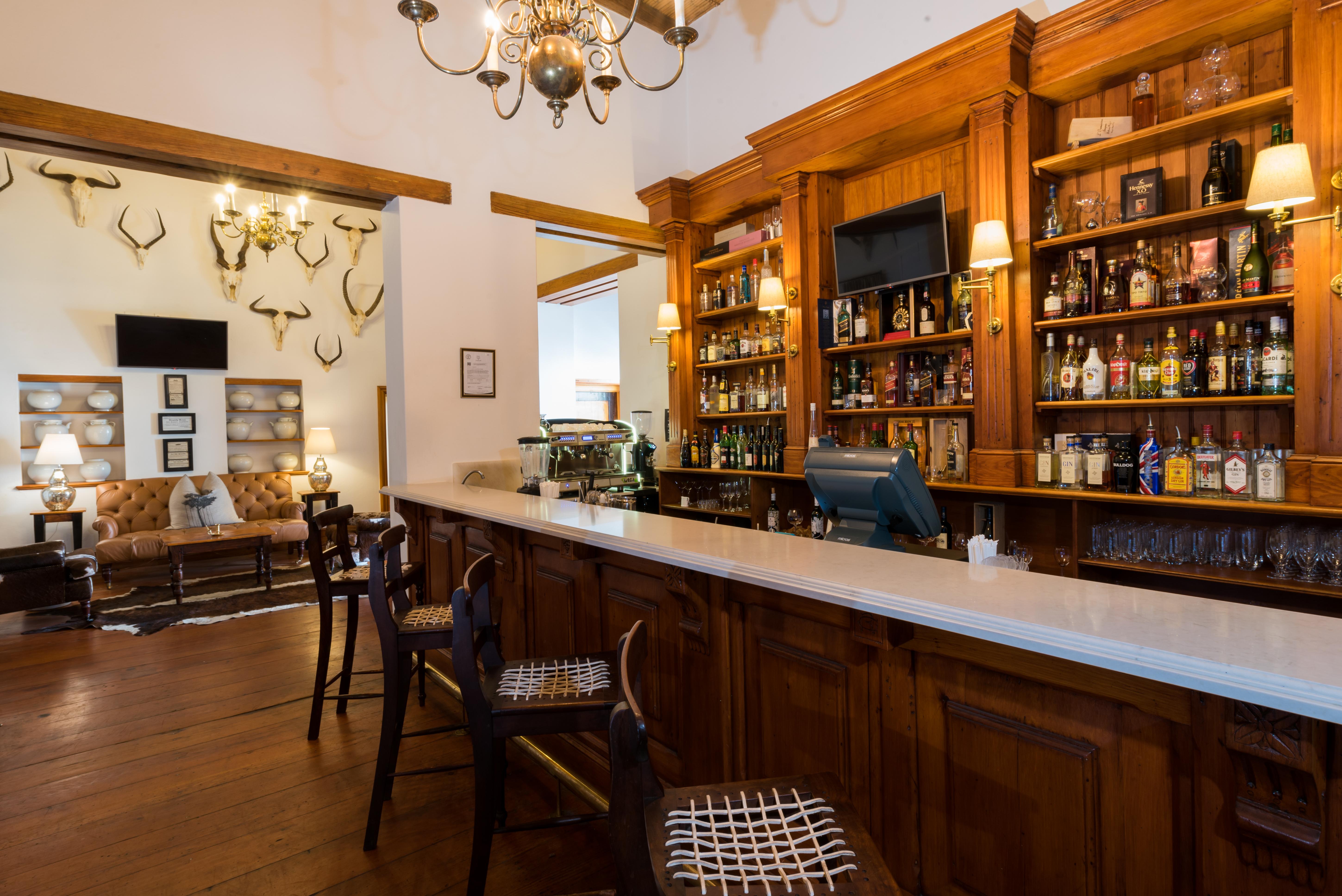 Drostdy Hotel Graaff-Reinet Dış mekan fotoğraf The bar at the hotel